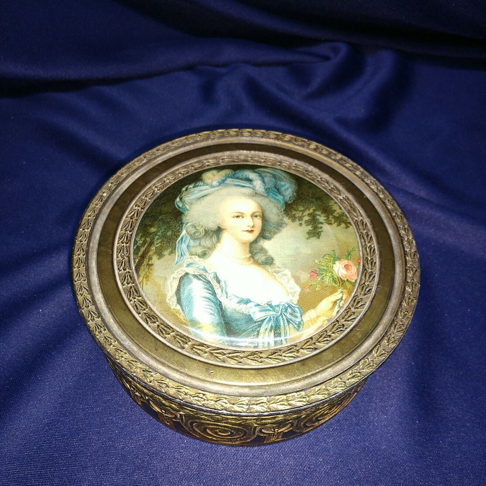 Antique Marie Antoinett bronze powder box with original mirror and powder dish