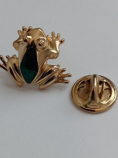Green Gold Tone Avon Frog Figure Lapel Pin