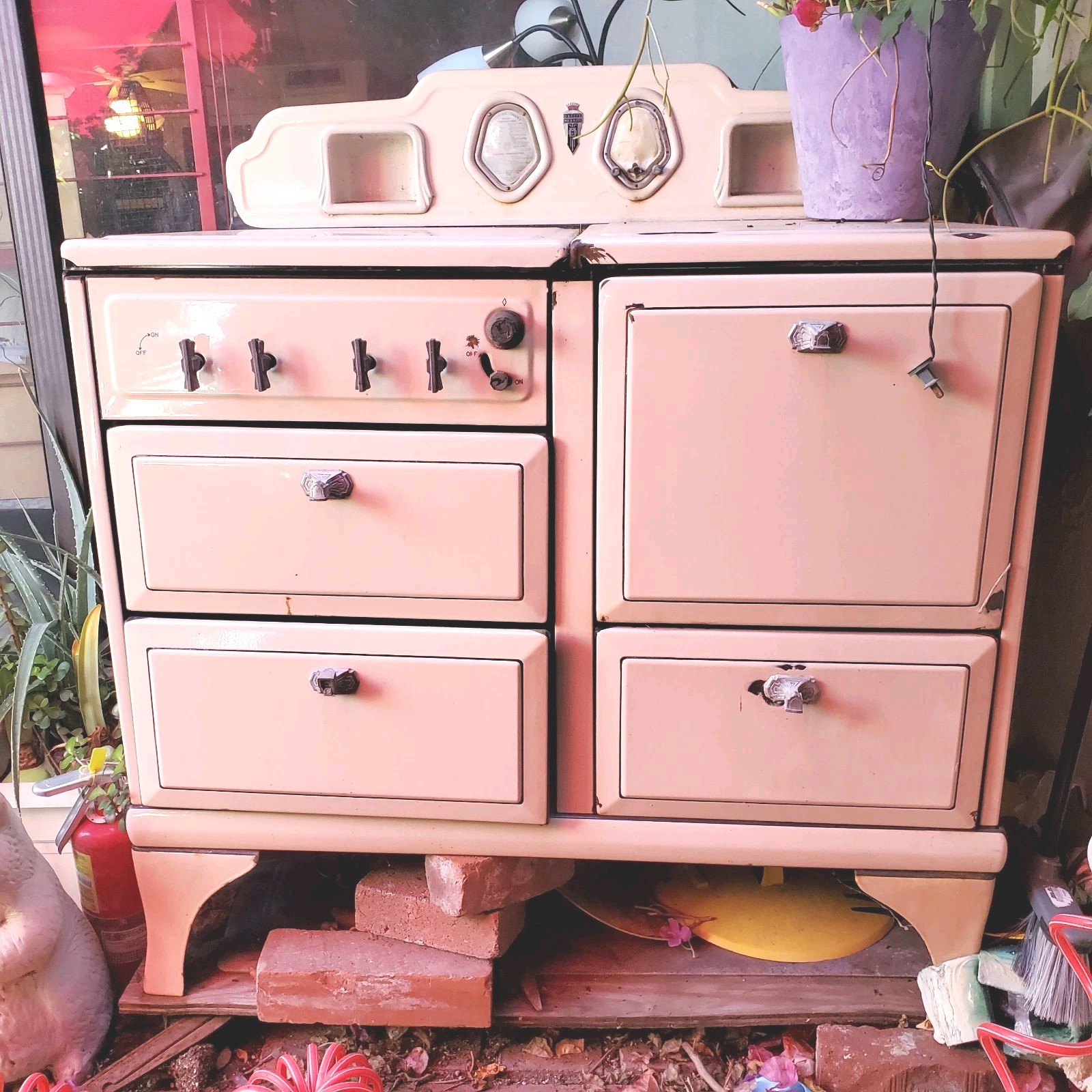 vintage O'keefe & Merritt stove oven 4 legs beige enamel