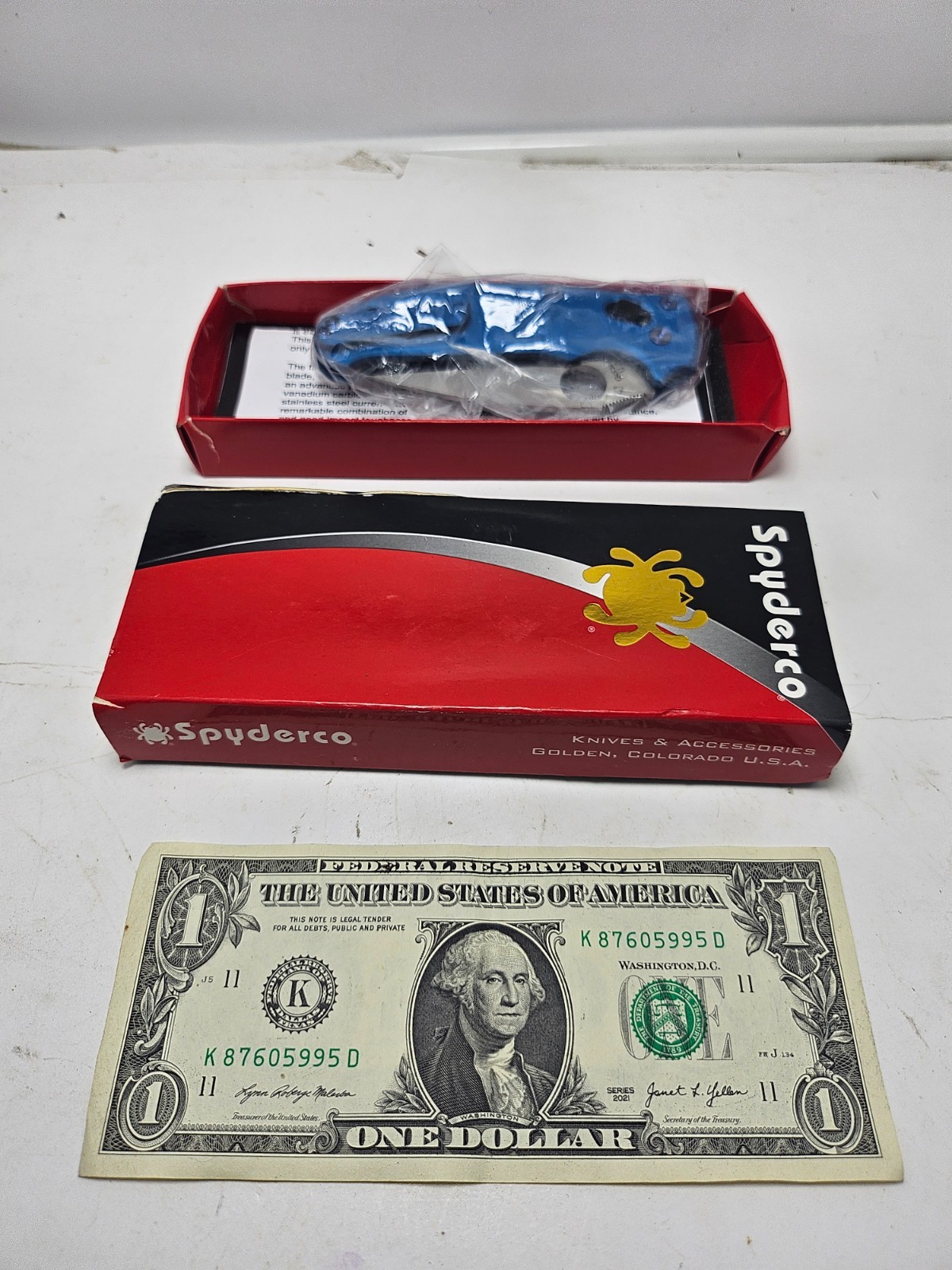 Spyderco: Smock - Compression Lock Flipper - Carbon Fiber / B-10 - CPM-S30V - C2