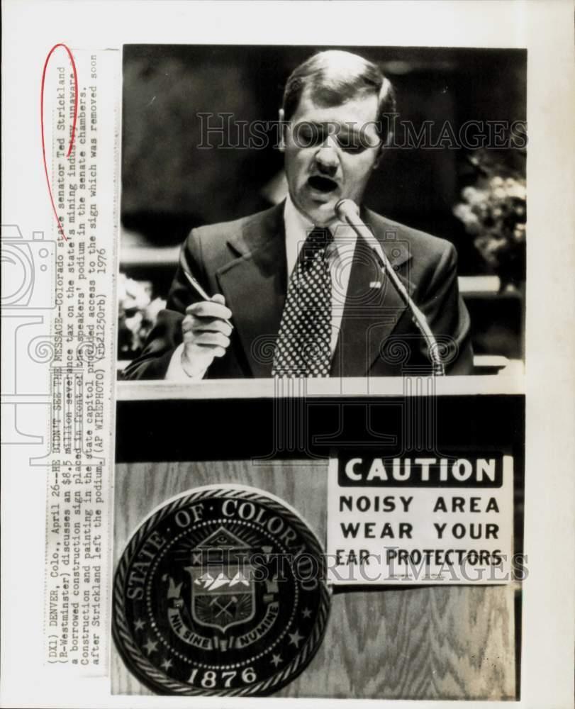 1976 Press Photo Senator Ted Strickland Speaks Unaware of Sign on Podium, CO