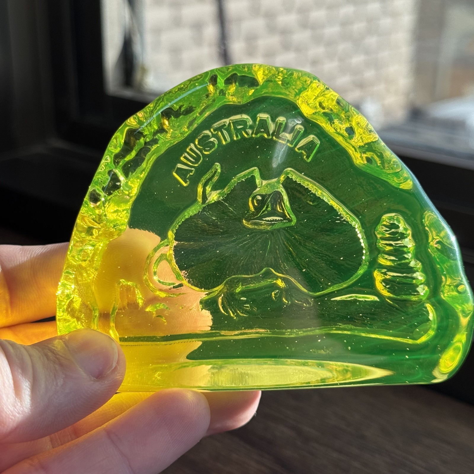 Solid Vaseline Uranium Glass Frilled Neck Lizard Australia Souvenir Paperweight
