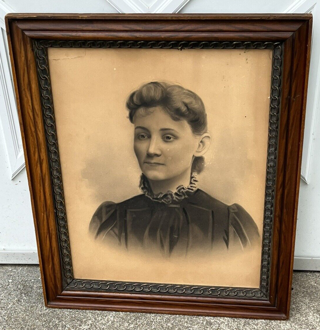 Antique Pretty EDWARDIAN WOMAN Photo ORNATE WOOD Frame Bakelite? CHAIN TRIM FLAW