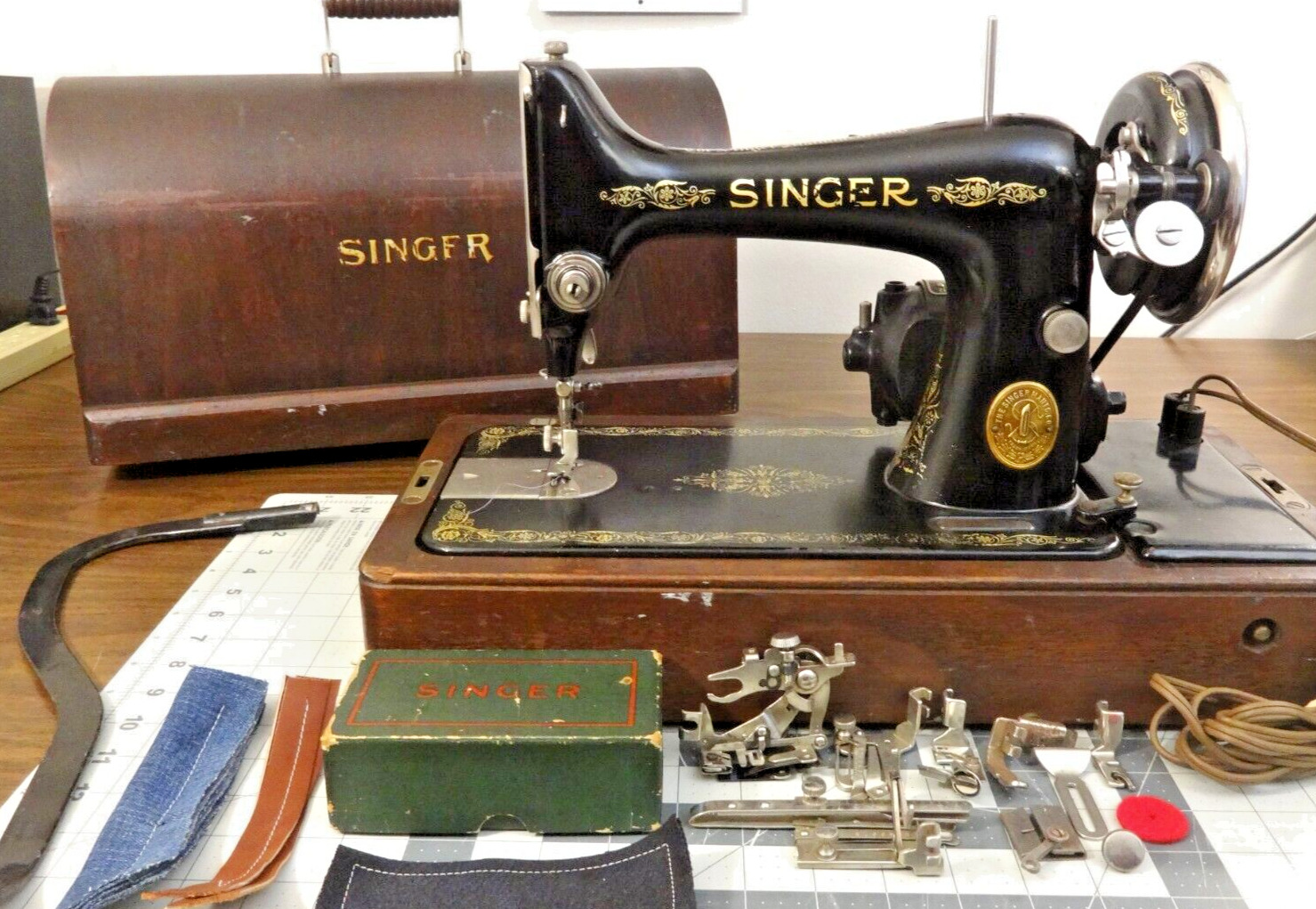 SERVICED 1928 SINGER 99 Sewing Machine - 3/4 Size - Knee Lever, Bentwood, Extras