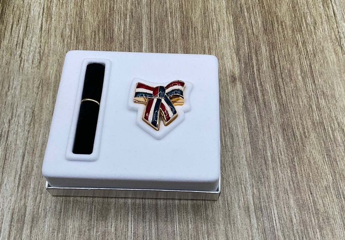 Estee Launder Beautiful Glorious Bow Compact NOS Estee Launder Beautiful Glorious Bow Compact NOS