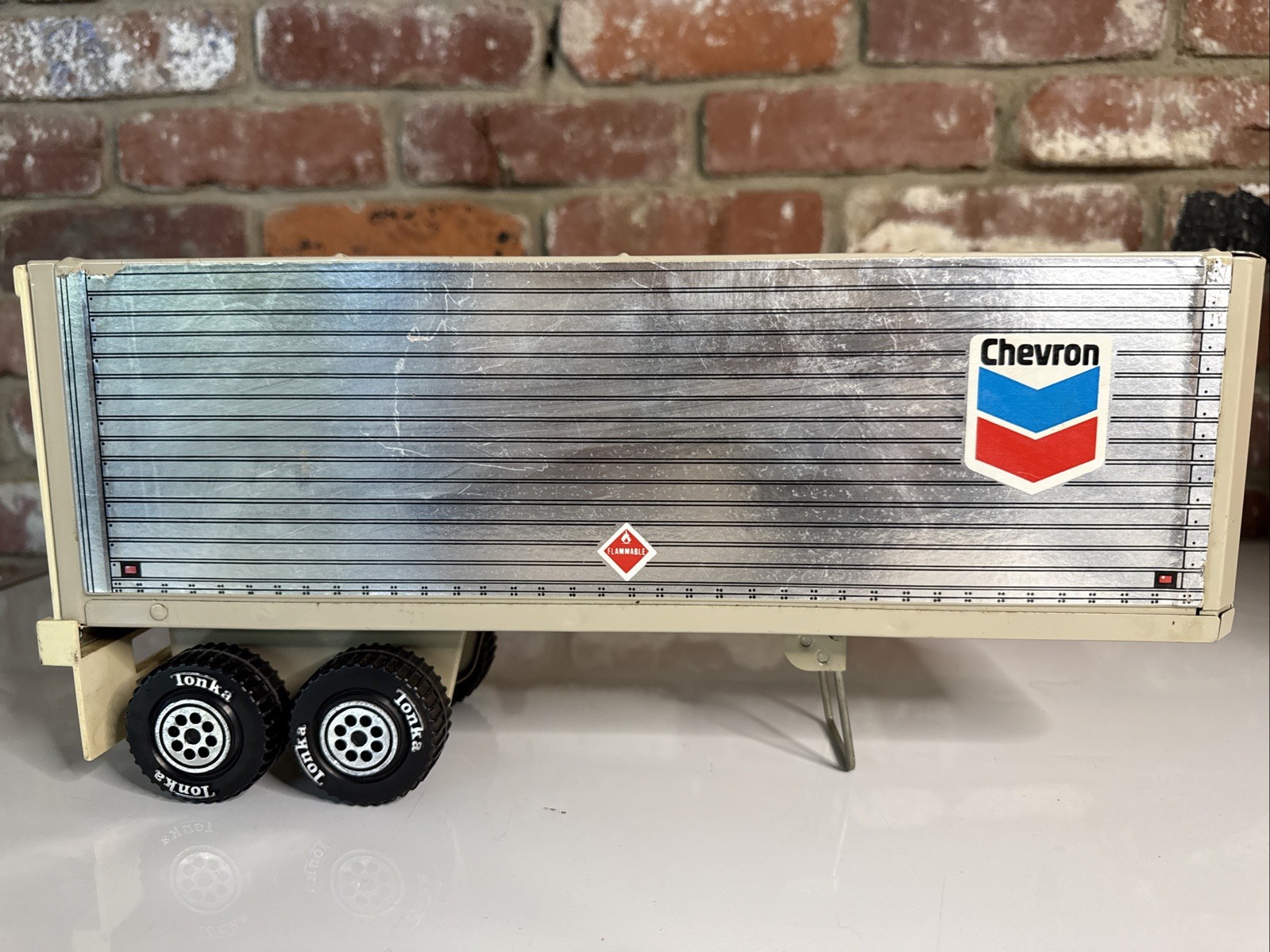 VINTAGE TONKA 1978 CHEVRON 10 DELIVERY TRAILER Box #53131B Good Conditions. VINTAGE TONKA 1978 CHEVRON 10 DELIVERY TRAILER Box #53131B Good Conditions.