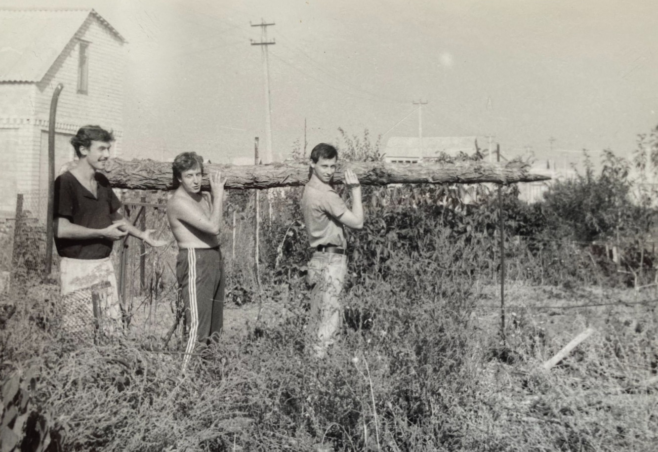 Handsome Guys is Carrying Log Affectionate Young Men Gay Int Vintage Photo USSR