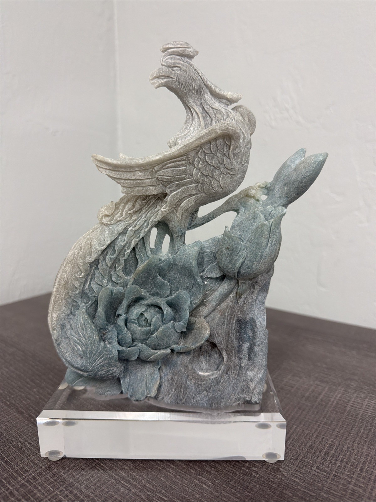 Trolleite Blue/gray Stunning Peacock Carving In Acrylic Stand 899g Trolleite Blue/gray Stunning Peacock Carving In Acrylic Stand 899g