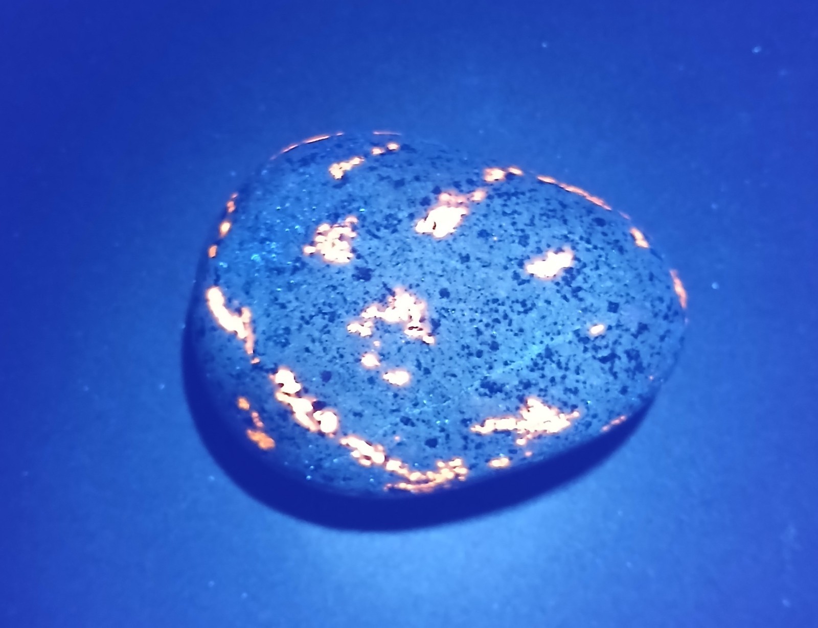 Fluorescent Sodalite ( Yooperlite )   A Bright 3.9 oz Lake Superior Yooperlite