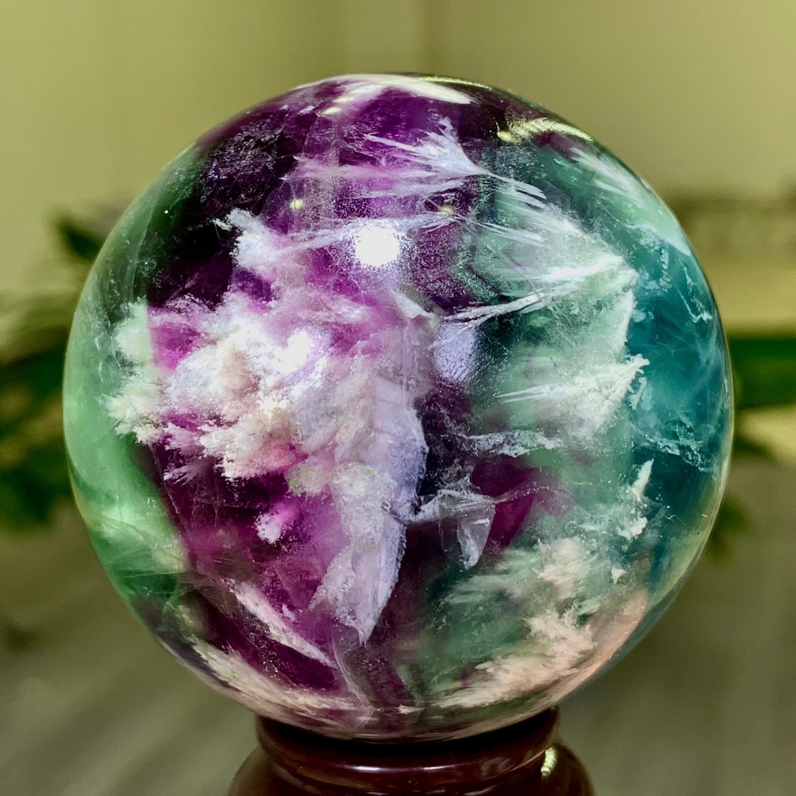 383G Rare high-quality natural snowflake feather crystal ball therapeutic ball