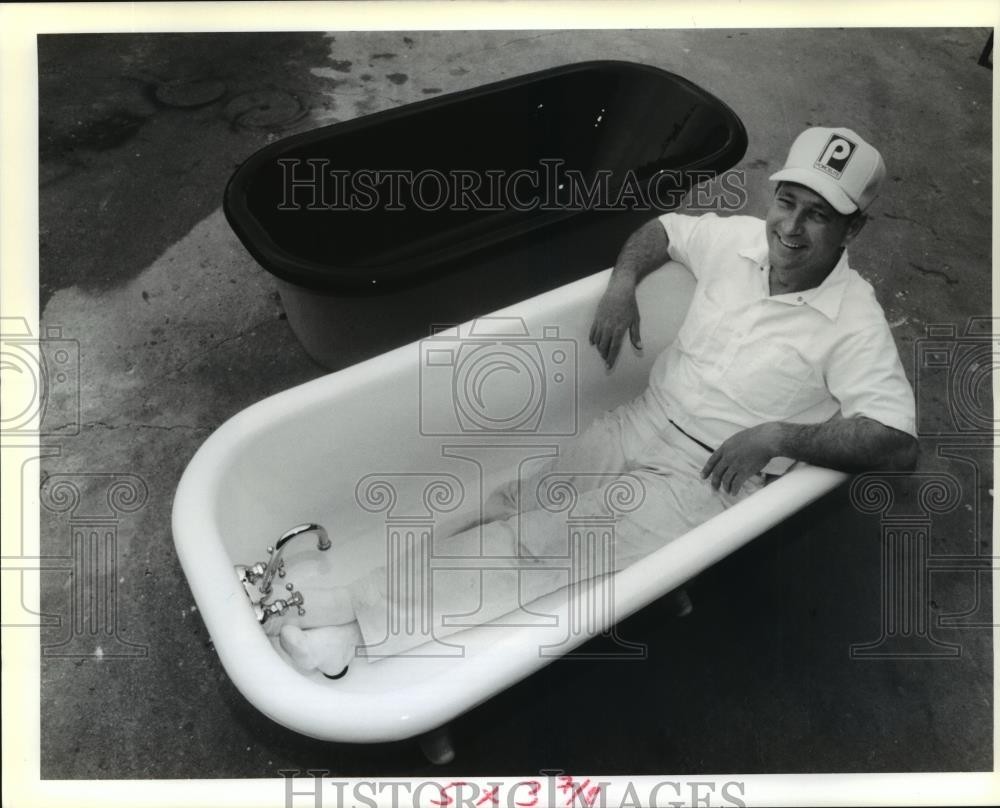 1991 Press Photo David Toups Sits In Finished Bathtub from Bathtubs Refinishing
