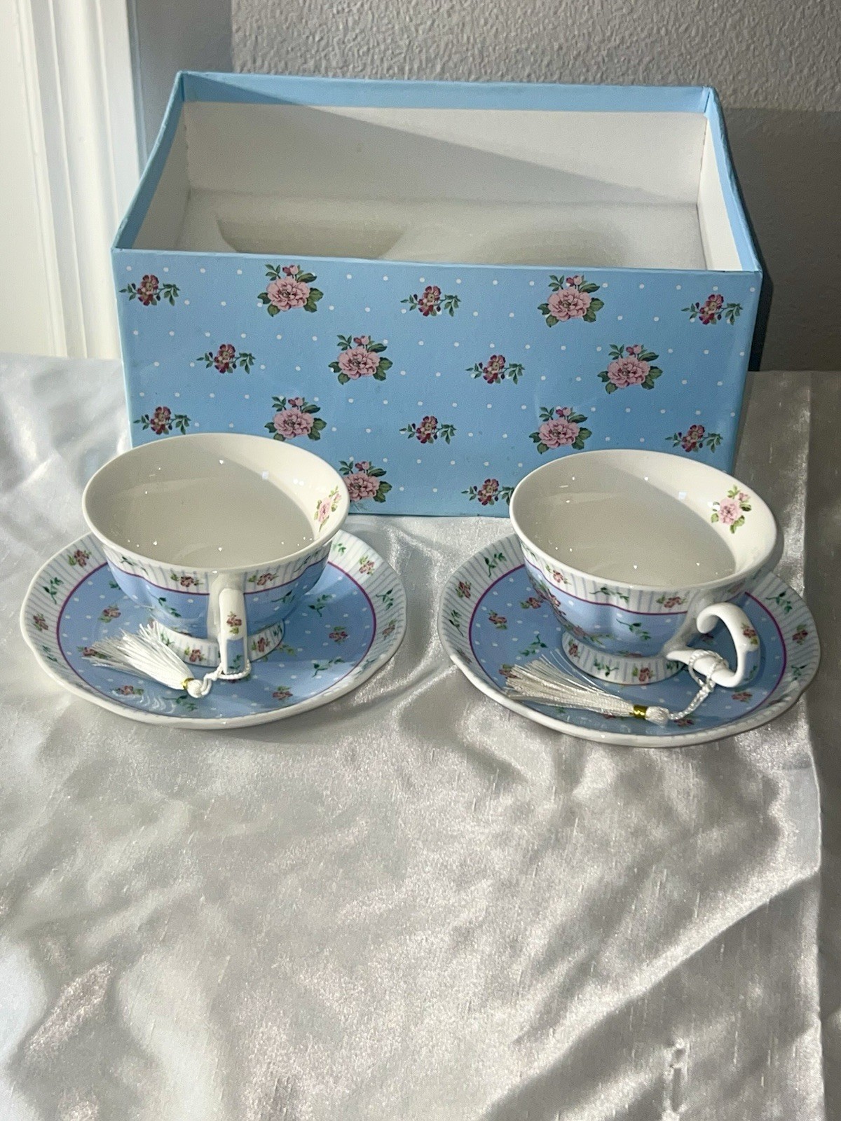 London Boutique vintage-style floral teacup and saucer set