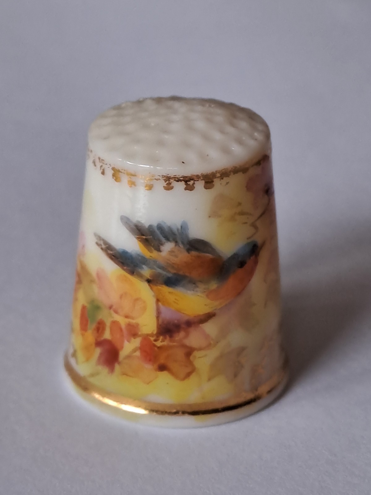 SUPERB ANTIQUE WORCESTER 19th century  PORCELAIN HAND PAINTED BIRD THIMBLE, VGC
