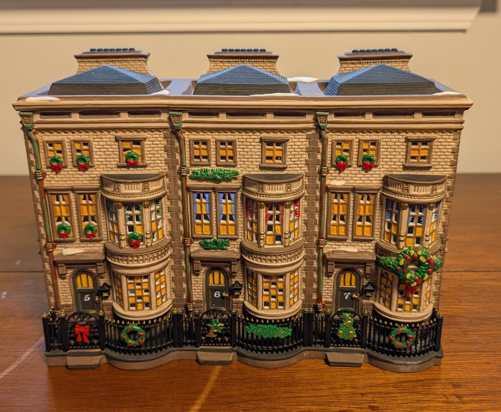 Dept 56 Dickens Village Mulberrie Court Brownstones 58345 Complete CIB Topiaries