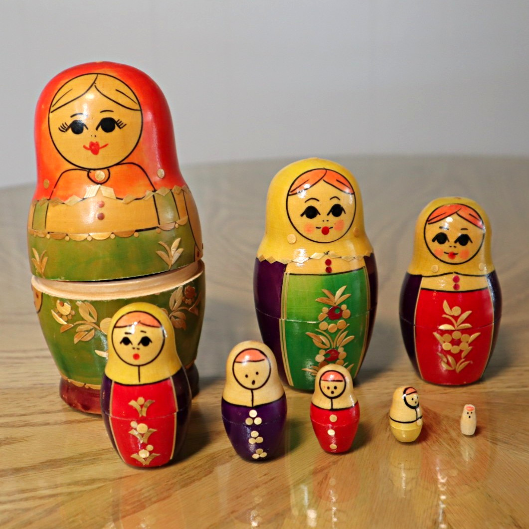 Vtg 1989 Russian Matryoshka Nesting Dolls 8pc Set Leningrad USSR Wood Folk Art