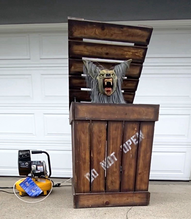 Halloween Pneumatic Werewolf Pop-Up Prop Halloween Pneumatic Werewolf Pop-Up Prop