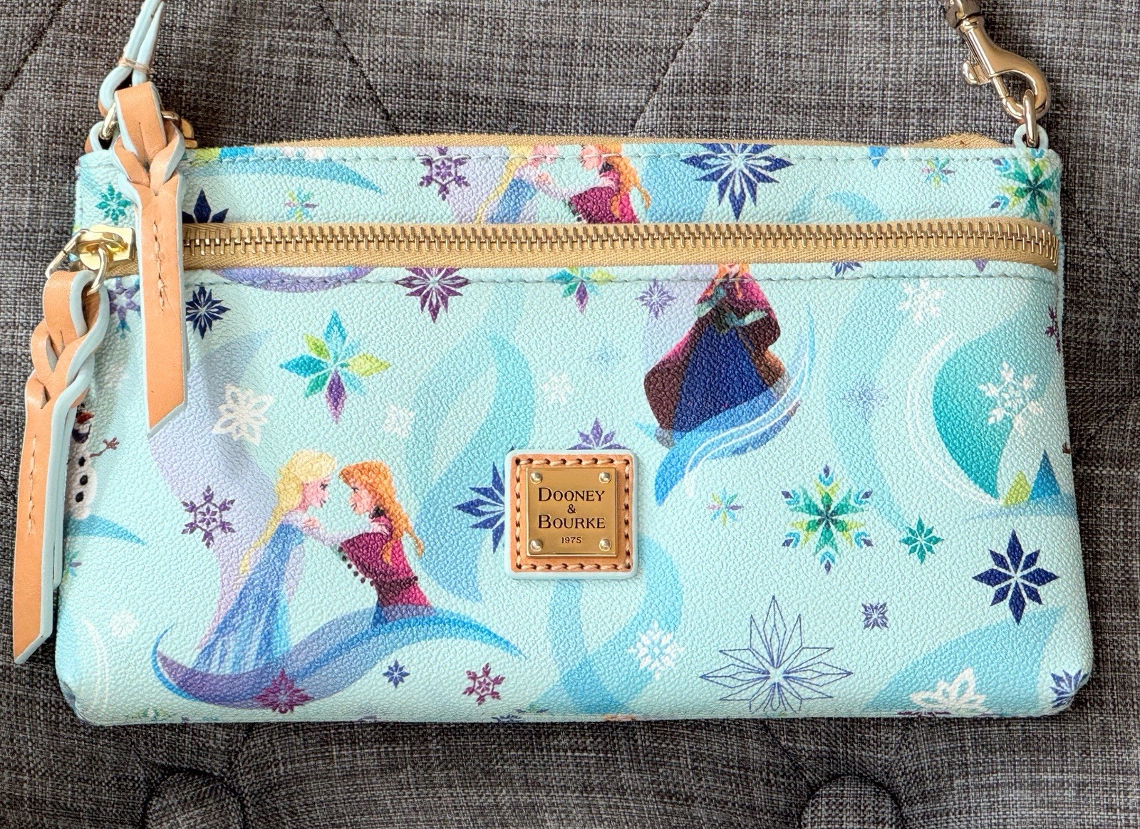 NWOT Rare Dooney & Bourke Disney Frozen Zip Pouch Wristlet Perfect Placement