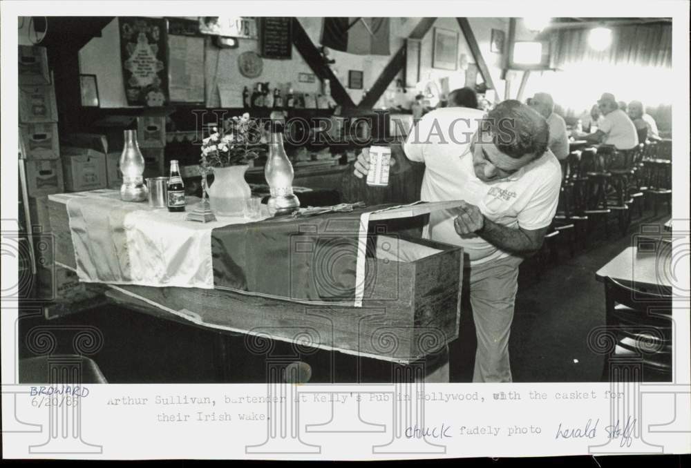 1985 Press Photo Kelly's Pub bartender Arthur Sullivan prepares for 