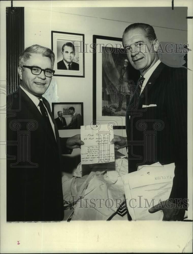 1969 Press Photo Representatives John Rarick and Montgomery receive donation.