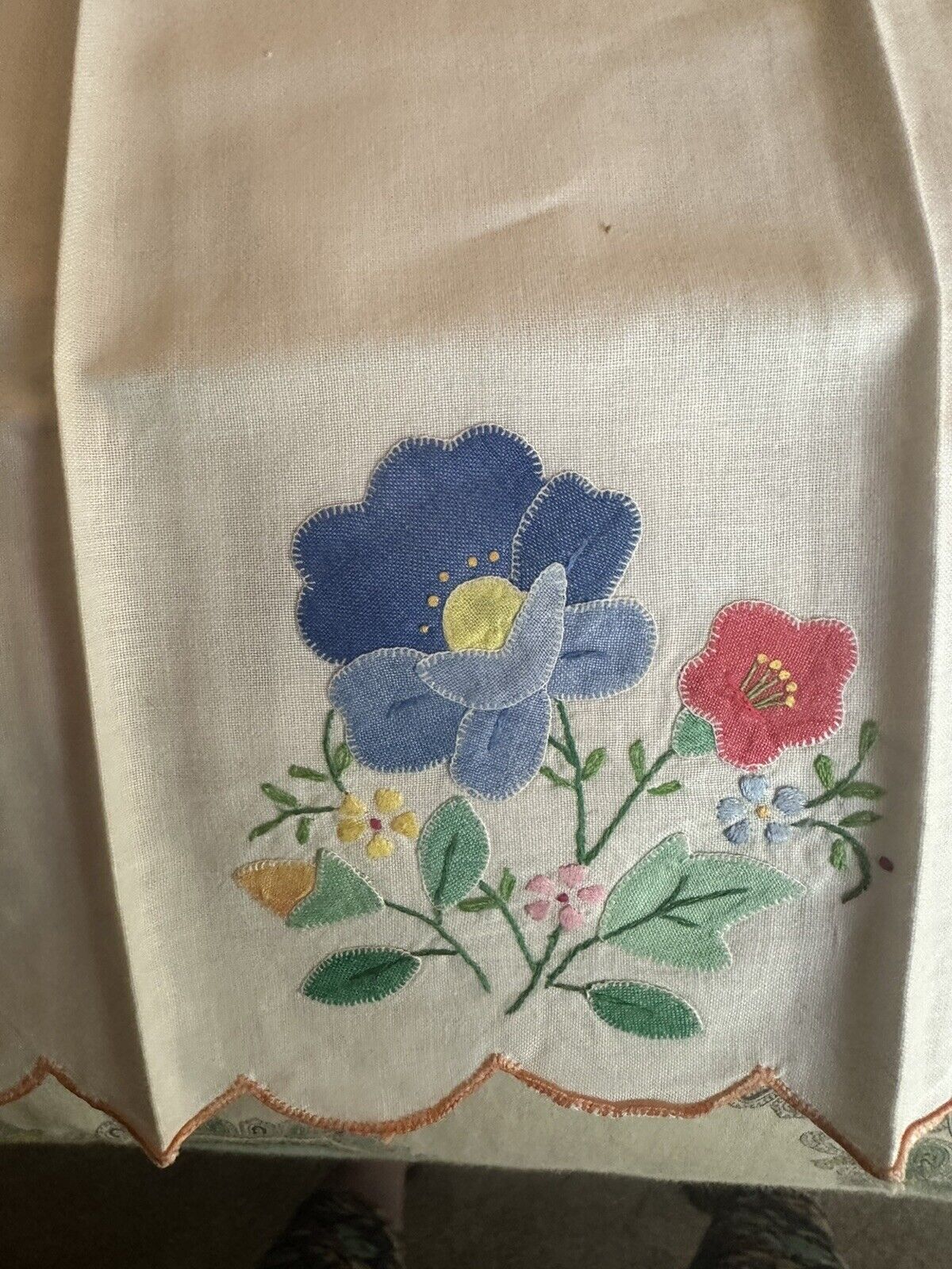2 Vintage Cotton Flower Applique White Pillow Case Covers  & 2 Tea Towels