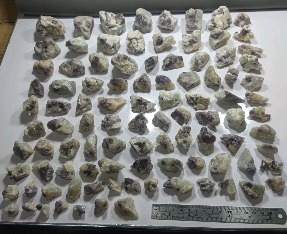 2.6 Kg Stunning Lot Of Spinel Interesting Specimens - Nice Color - 90 Pieces.