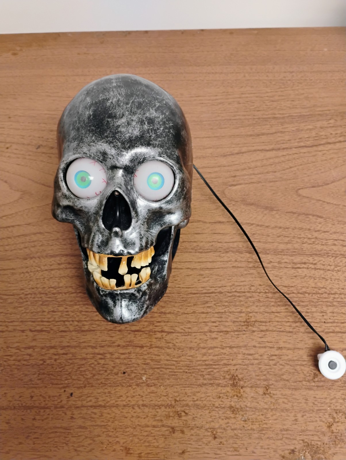 Gemmy Animated Singing black Skull “Somebody’s Watching Me” Works 
