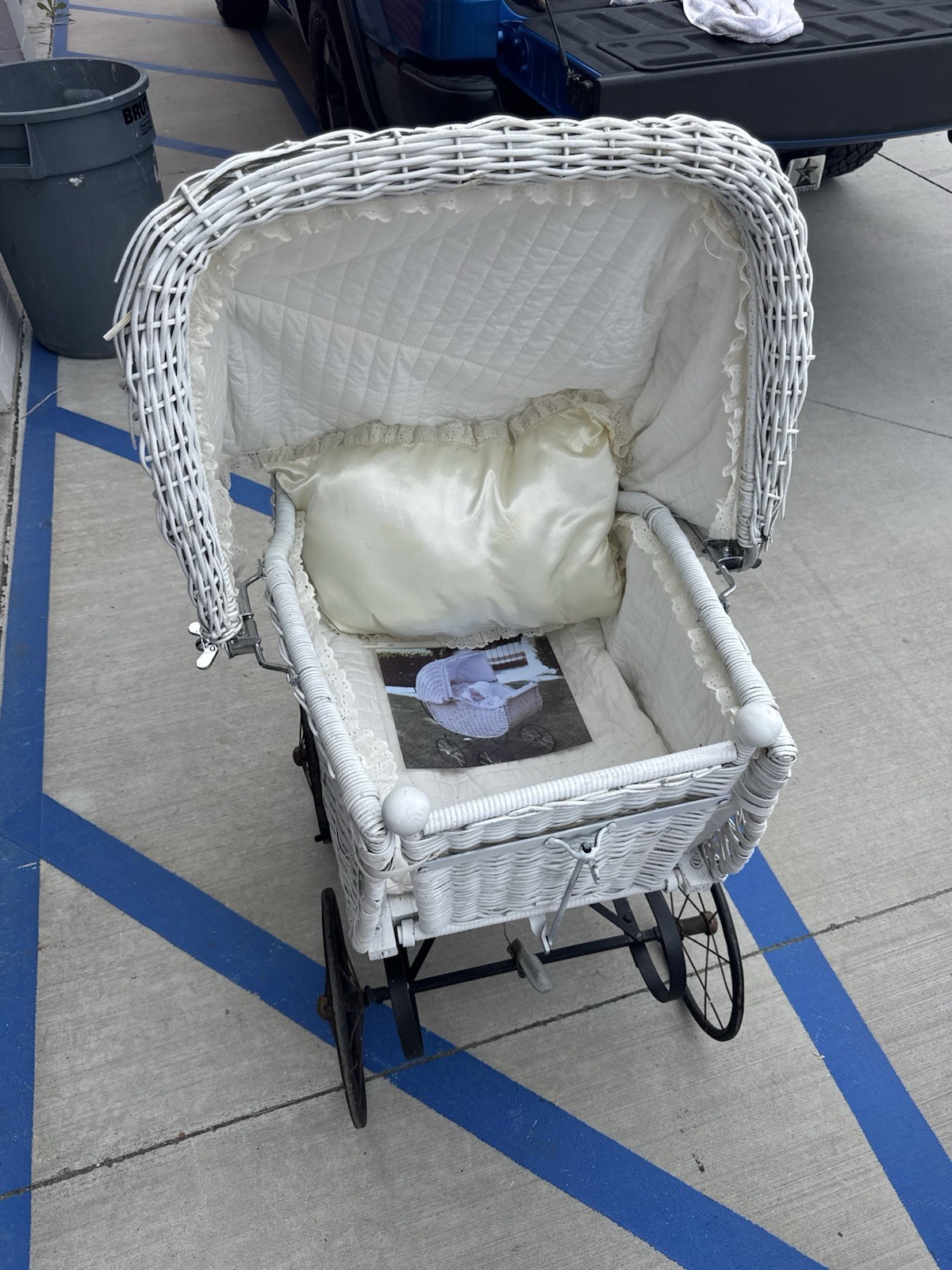 White Wicker Baby Carriage Buggy w/ Metal Wheels, Fabric Liner & Pillow.