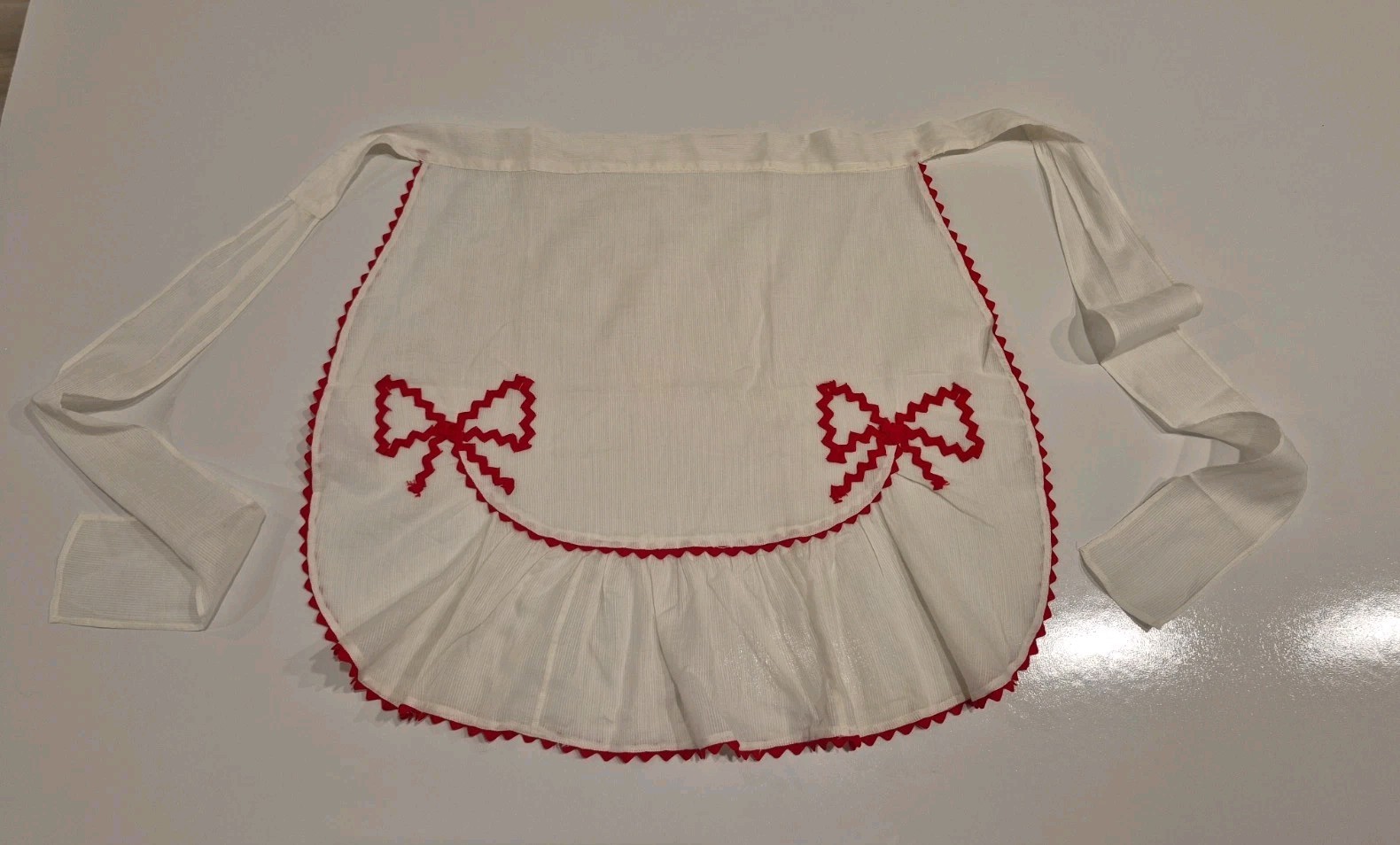Vtg White Half Apron Red Rick Rack Woman Small Or Child Gathered Flirty Vtg White Half Apron Red Rick Rack Woman Small Or Child Gathered Flirty