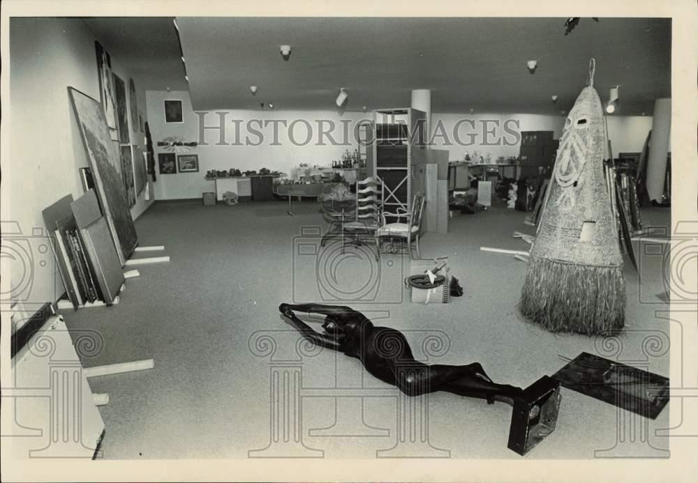 1979 Press Photo Artwork ready for display at museum - lra47434