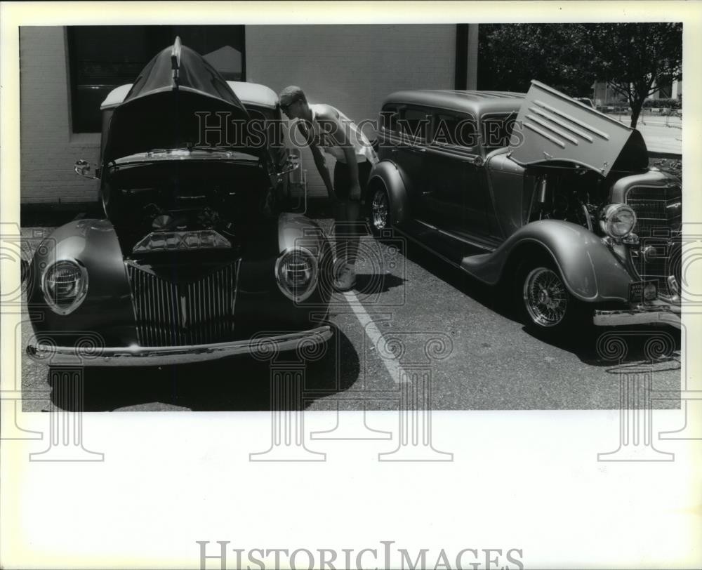 1990 Press Photo Gregg Kirk, Summerfield, La., admires cars at Slidell Car Show