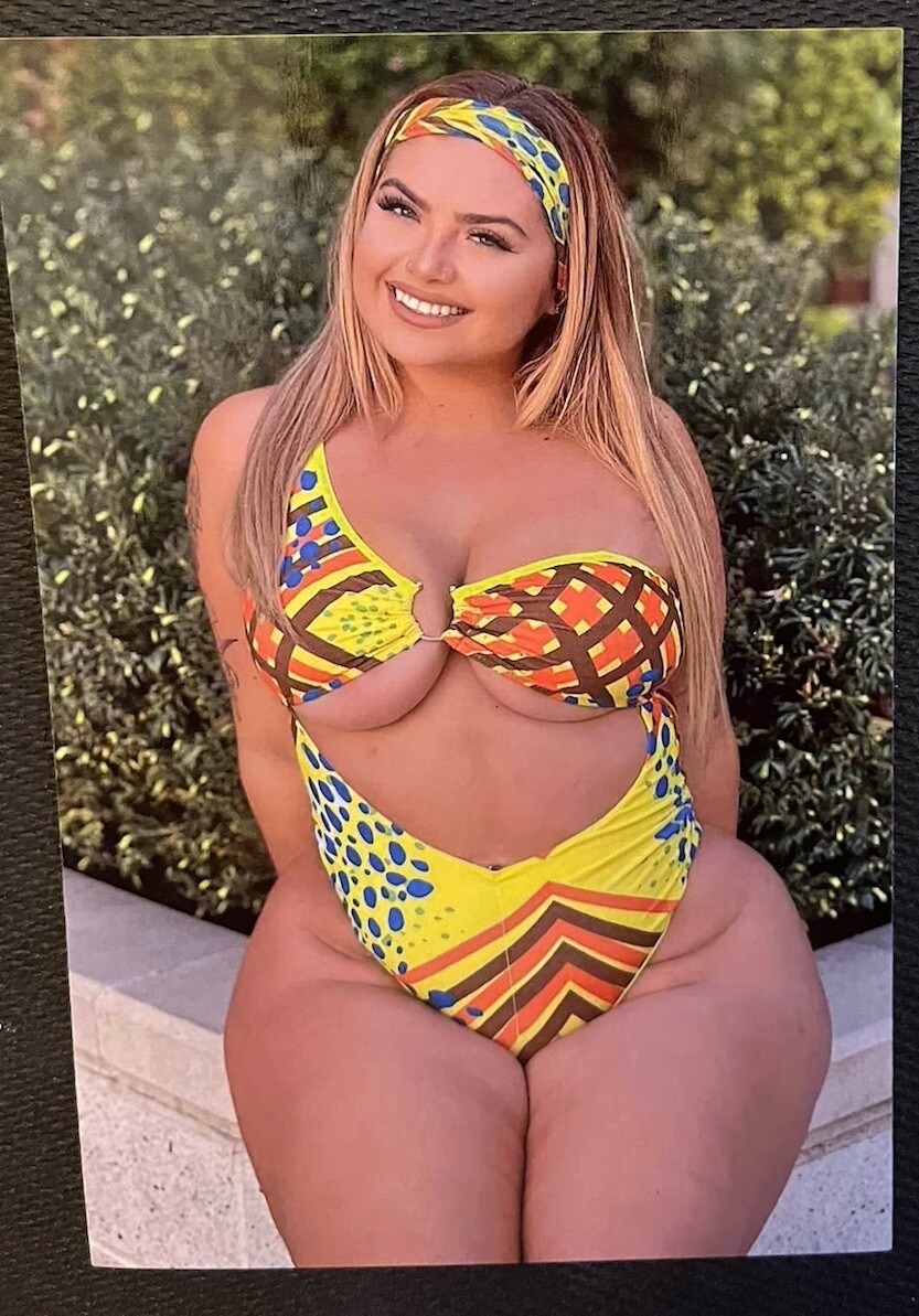 Photo Hot Sexy Beautiful Buxom BBW Woman In Bikini Showing Cleavage 4x6 Picture