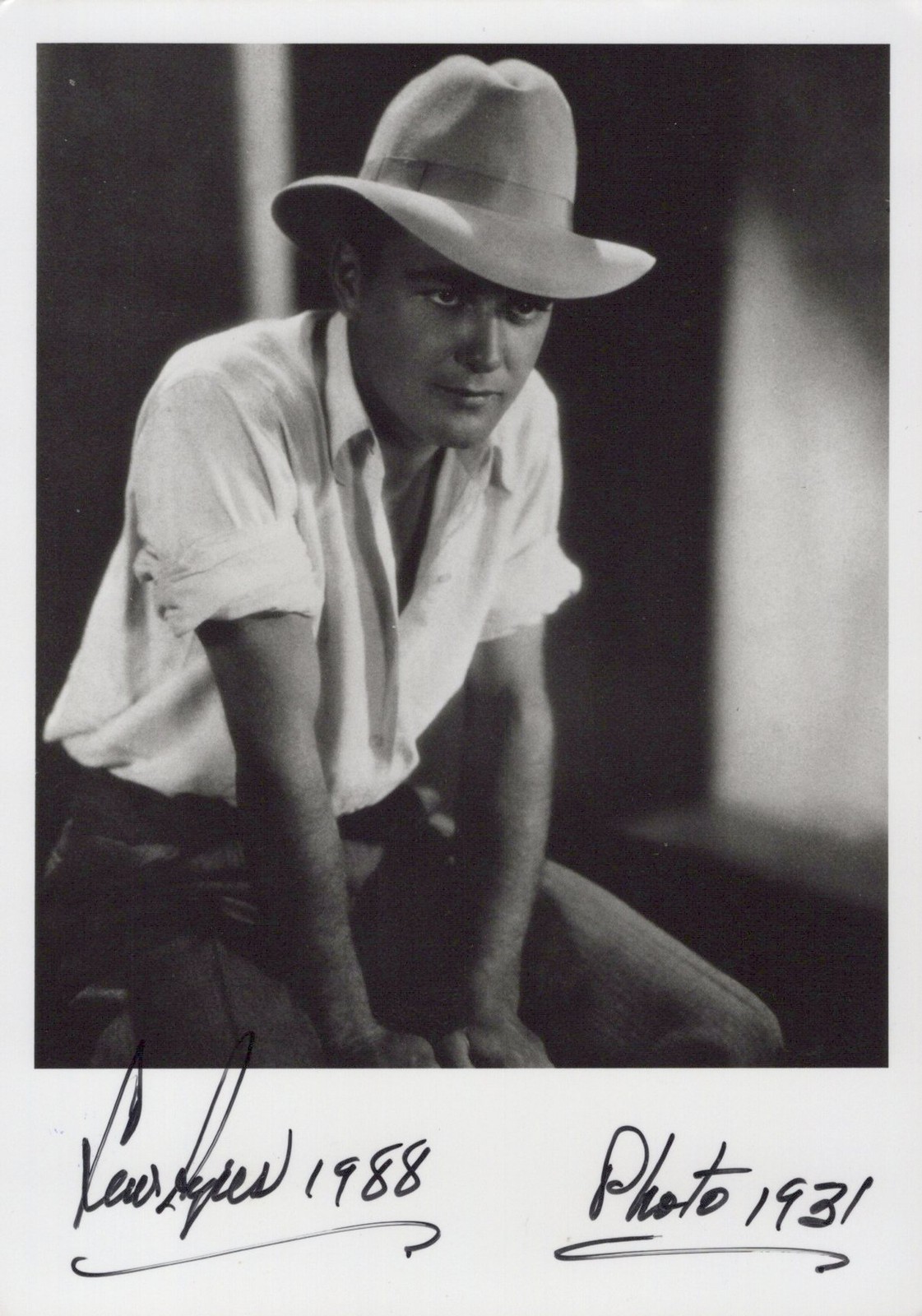 Lew Ayres actor Hollywood hat pose USA 1931 - HAND SIGNED Photo