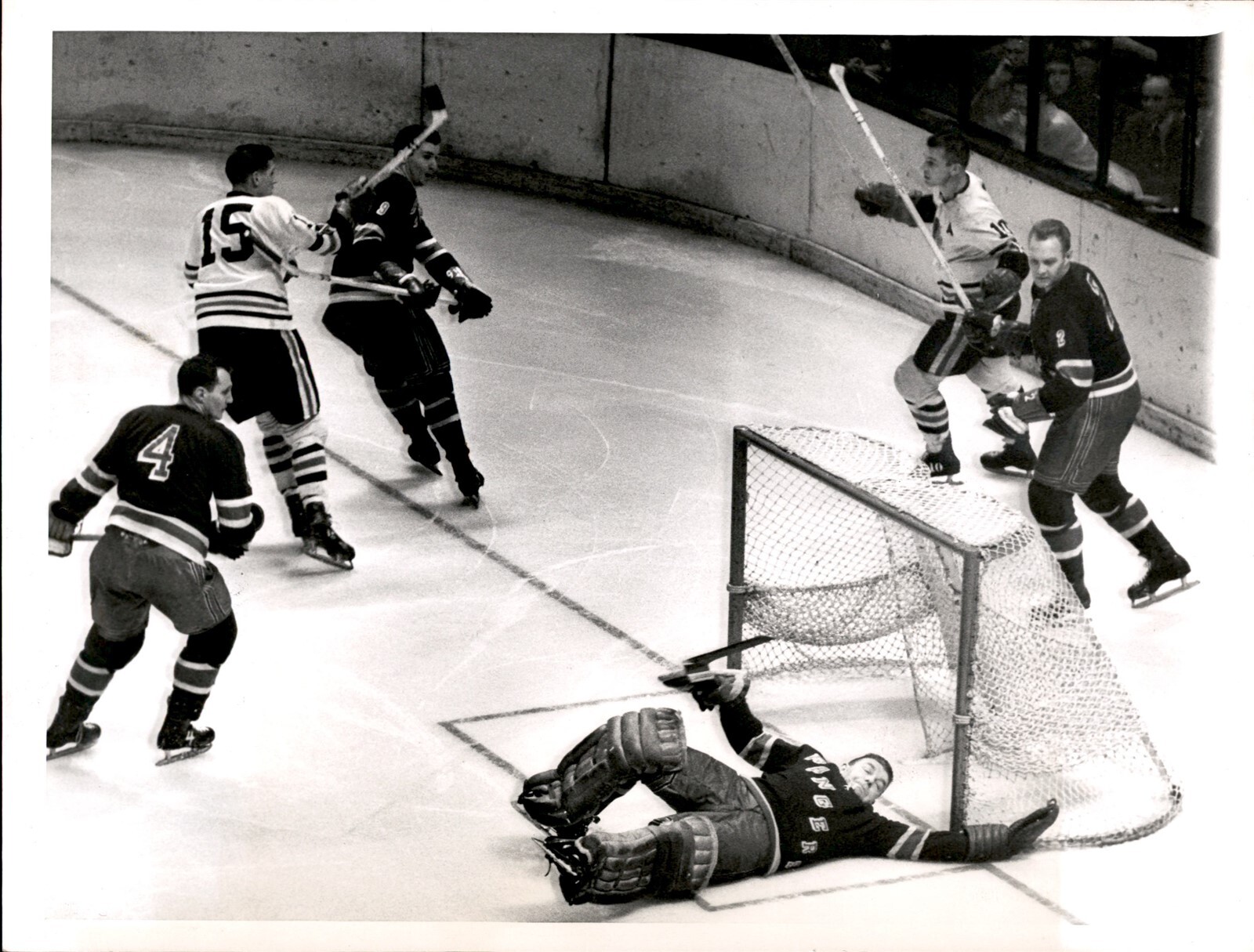 CGE5 1959 Orig Photo RANGERS GOALIE LORNE WORSLEY MISSES PUCK BLACK HAWKS GOAL CGE5 1959 Orig Photo RANGERS GOALIE LORNE WORSLEY MISSES PUCK BLACK HAWKS GOAL