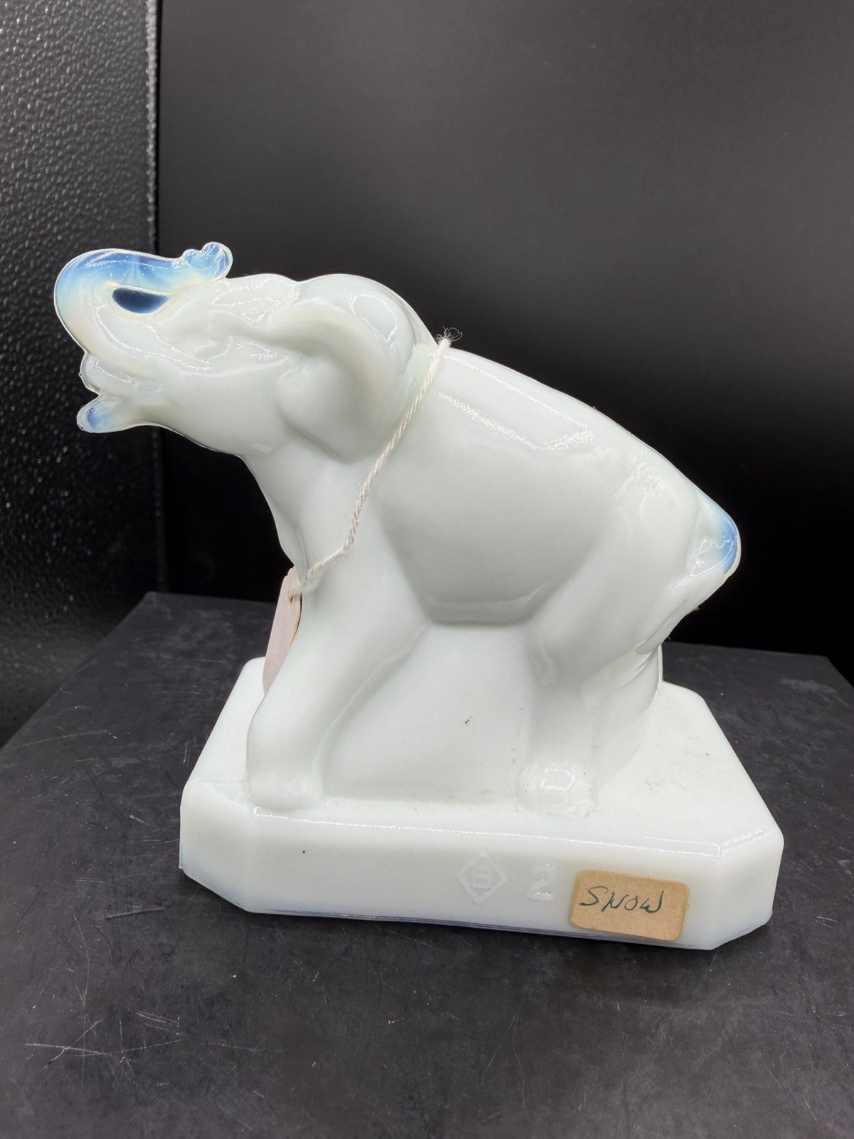Boyd Glass-Zack the Elephant Figurine-Snow Opalescent-Vintage 1982-NOS