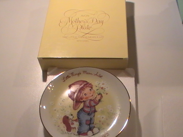 VINTAGE 1982 Avon Mothers Day Plate \