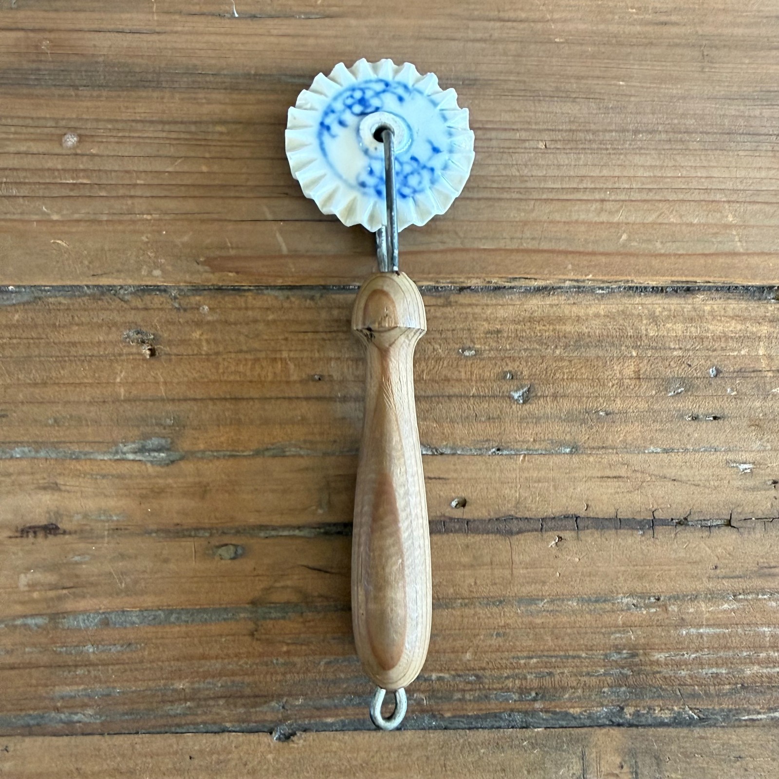 Antique Blue White Ceramic Pastry Crimper Pie Crust Cutter Wooden Handle