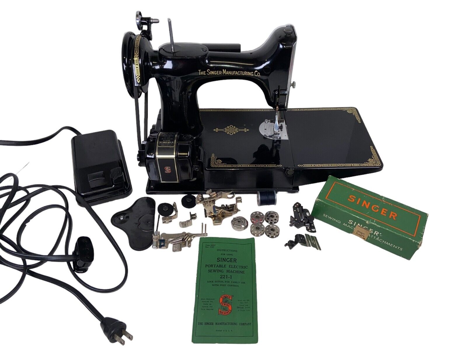 1953 Singer 221 Featherweight Sewing Machine plus extra's.  Beautiful Machine