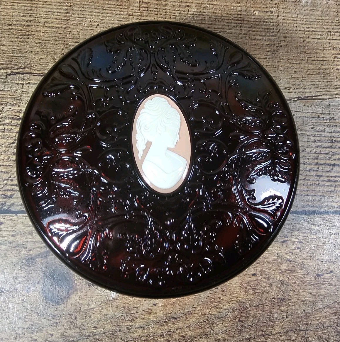 Vintage Avon Cameo Beauty Dust Container Footed Round Powder Box 