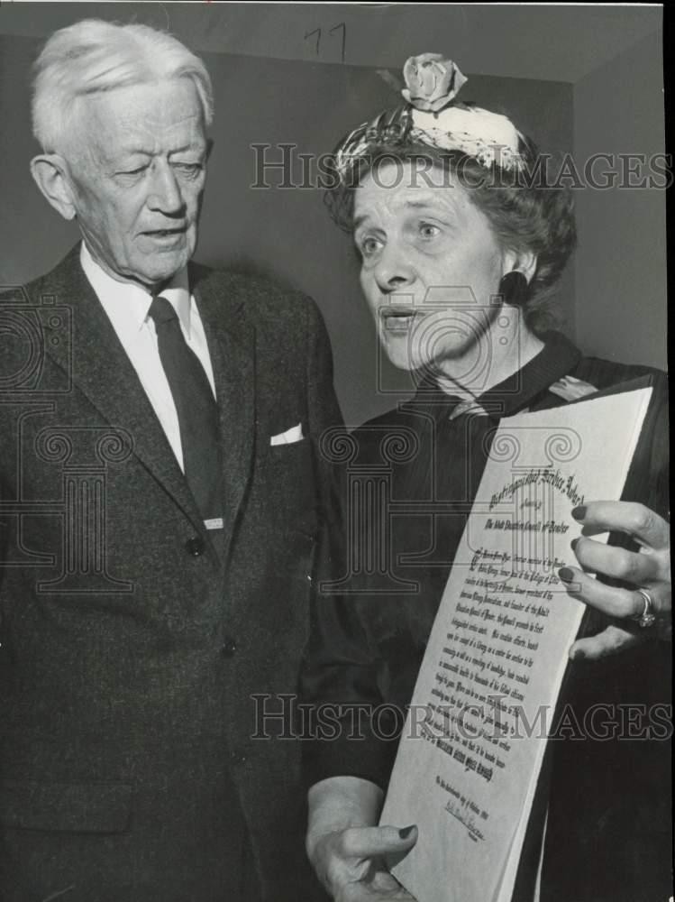1960 Press Photo Mrs. E.V. Dunklee gives service award to Dr. Malcolm G. Wyer