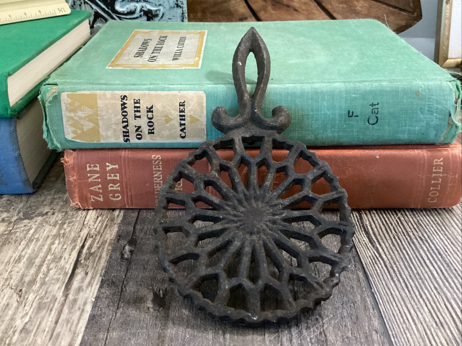 Vintage Wilton Small Black Cast Iron Pinwheel Trivet Farmhouse Country Rusty Vintage Wilton Small Black Cast Iron Pinwheel Trivet Farmhouse Country Rusty
