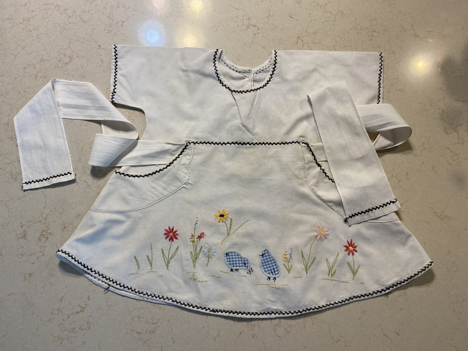 Vintage Handmade Child\'s Pinafore Apron Dress Applique Embroidery Tie-Back