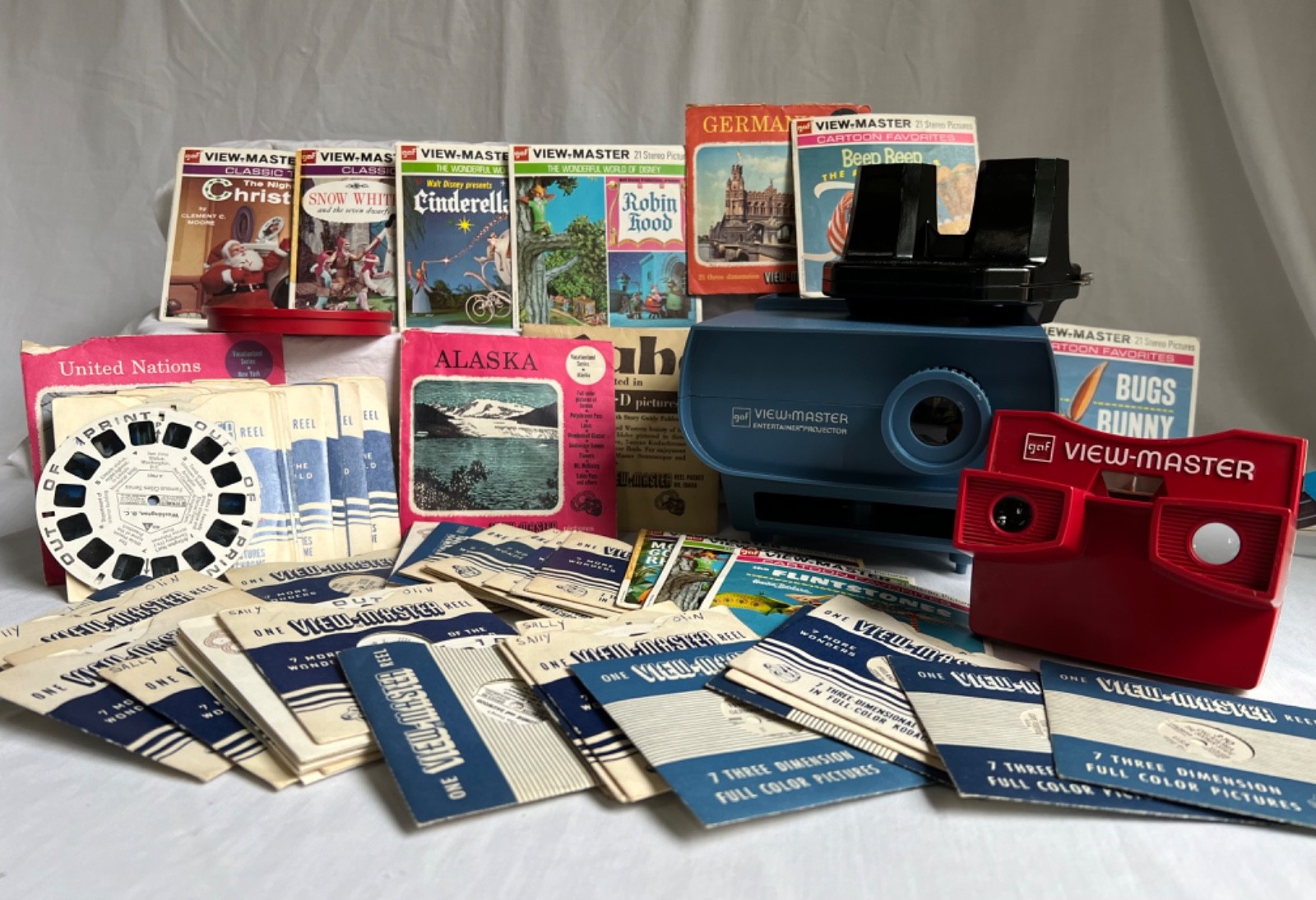 Vintage View Master Projector, Two 3-D Viewers, and More than 100 CD Reels Vintage View Master Projector, Two 3-D Viewers, and More than 100 CD Reels