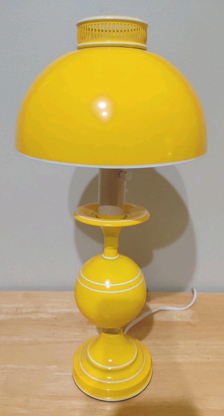 Vintage MCM Metal Table Lamp Yellow Underwriters Labs Works 17\