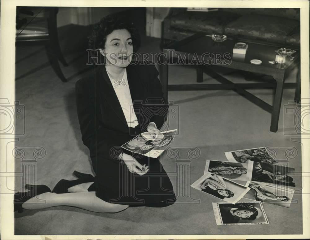 1942 Press Photo Lila Lee looks over some of her 1930 studio portraits