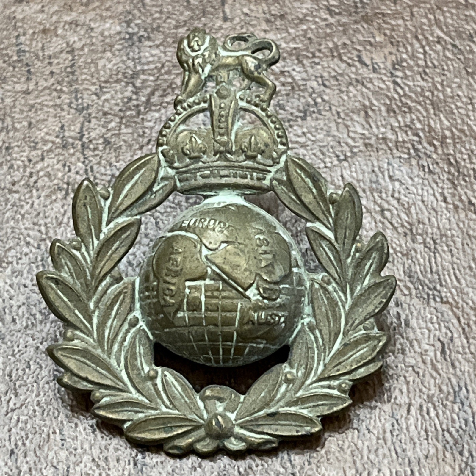 WW2 Period British Royal Marines Commandos Cap Badge With Lugs