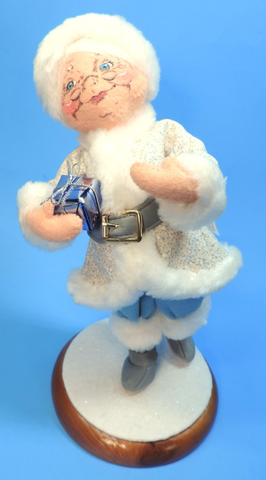 ANNALEE CHRISTMAS GRANNY IN SNOW CLOTHES mint without tag 7\