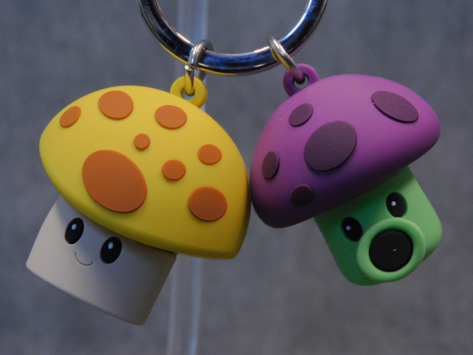 Plants vs Zombies NEW * Sun-shroom Puff-shroom Clip * Blind Bag Key Monogram