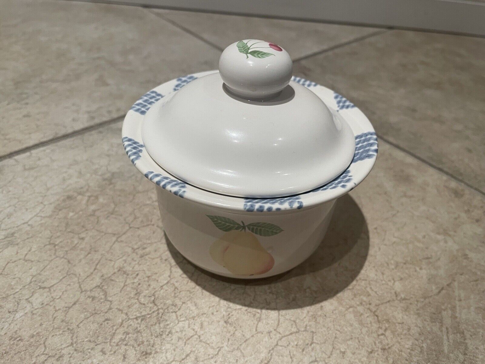 Vintage Pfaltzgraff sugar bowl with lid.