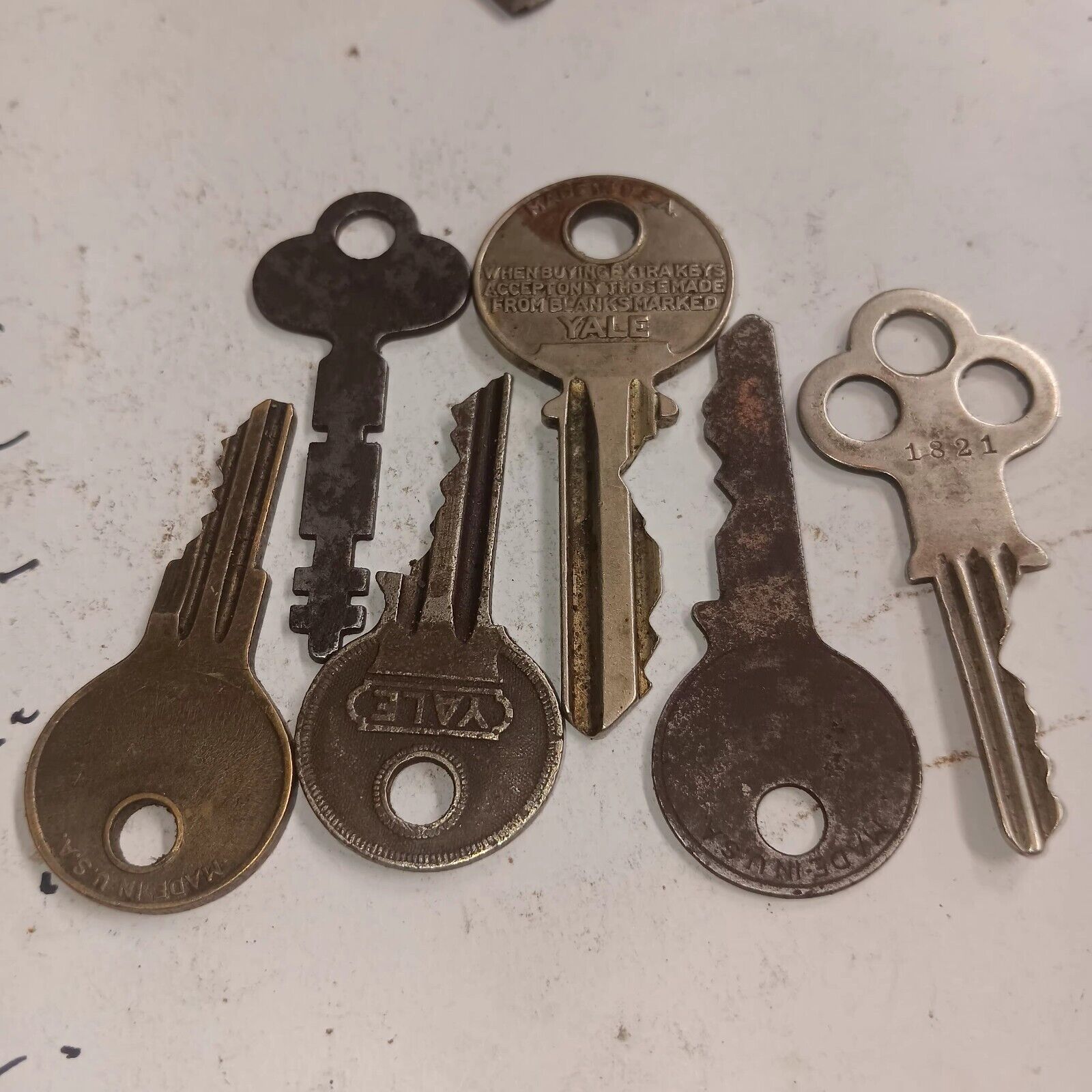 6 Antique And Vintage Yale Keys Of Different Years And Era's.  Nice Set Of Keys