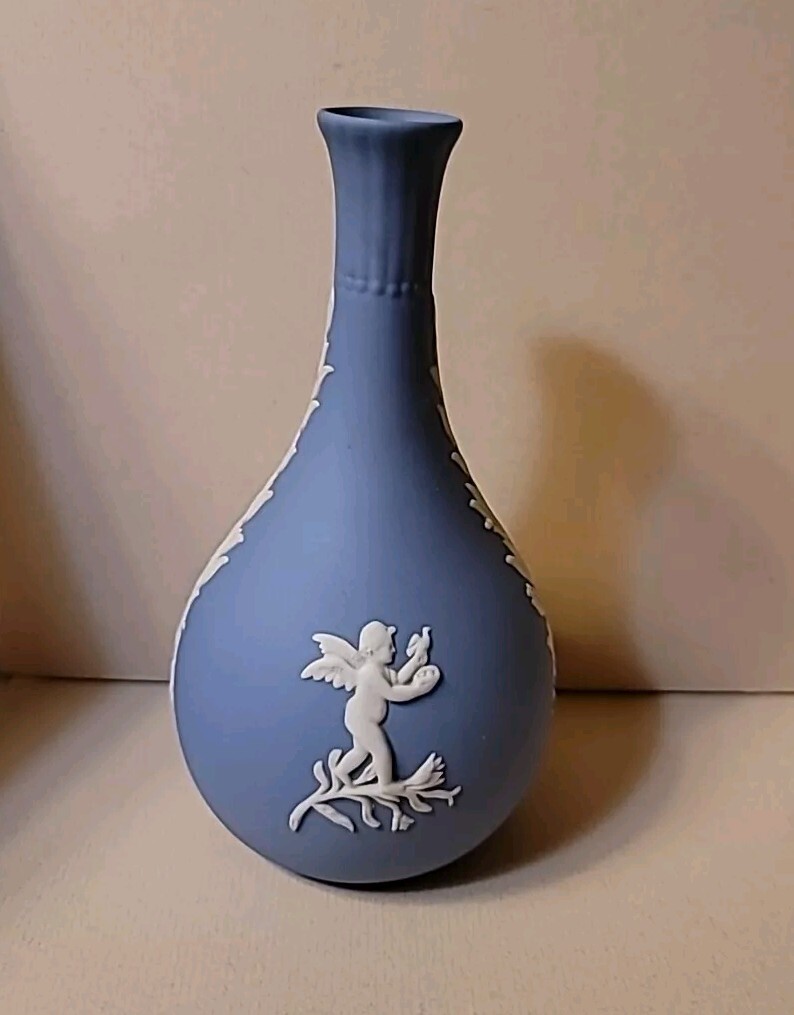 Vintage WEDGEWOOD Jasperware Blue BUD VASE ANGELS CHERUBS CUPID England 